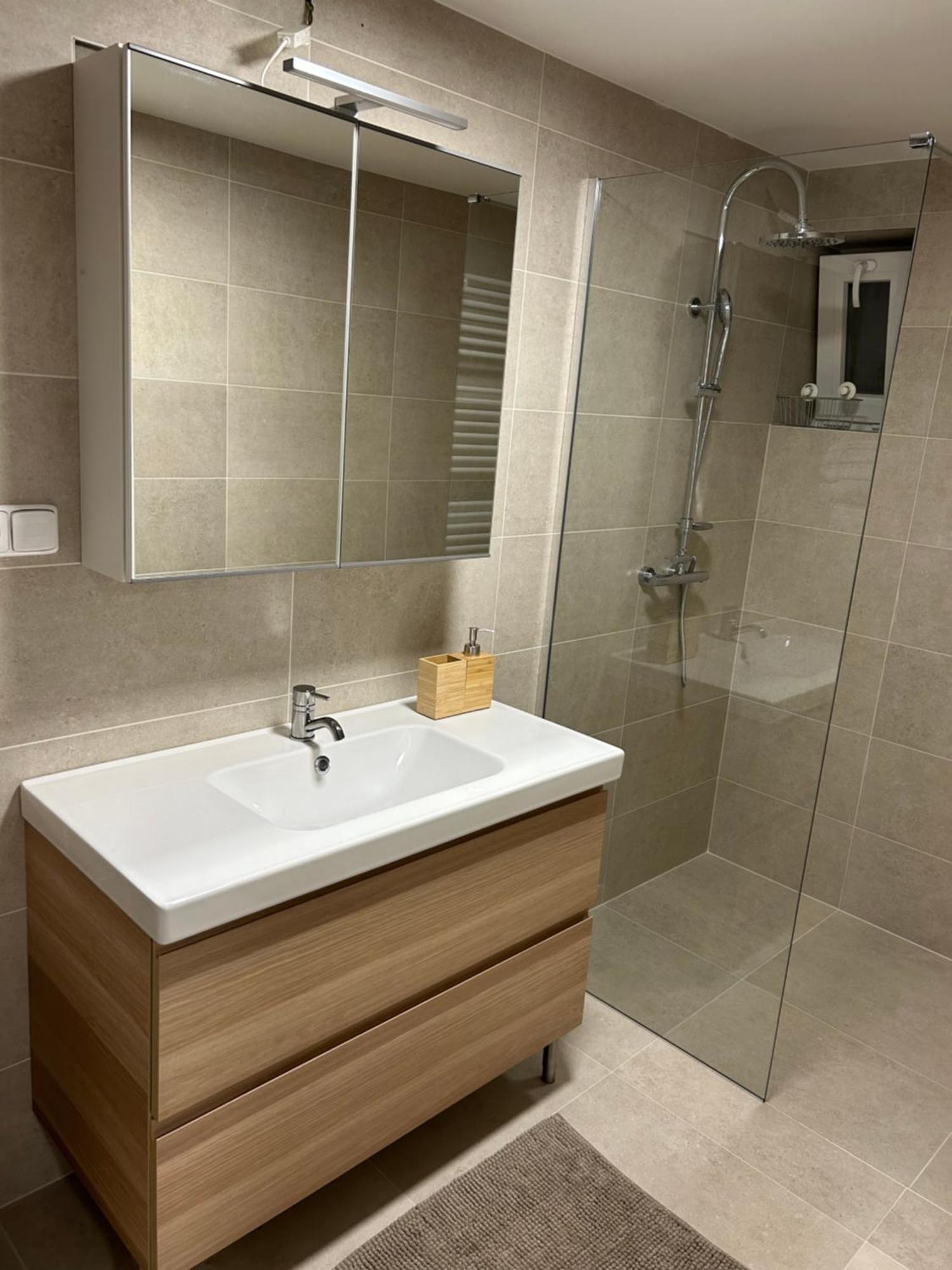 Red Travel Apartment Dvur Kralove nad Labem Luaran gambar